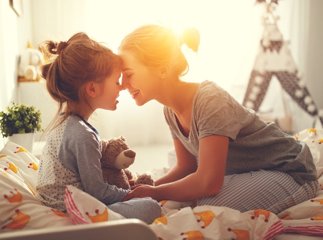 ''Mẹ ơi chơi với con'', ''Chờ tí, mẹ đang bận'', bảo con chờ một tí mà nhìn lại đã mấy năm rồi: Lời tâm sự đầy hối hận của bà mẹ bận rộn