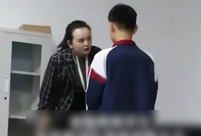 Nam sinh bị cô giáo mắng nhưng cả lớp không nhịn nổi cười: Nhìn thứ cô giáo đang giẫm lên, khó lòng nghiêm túc nổi!