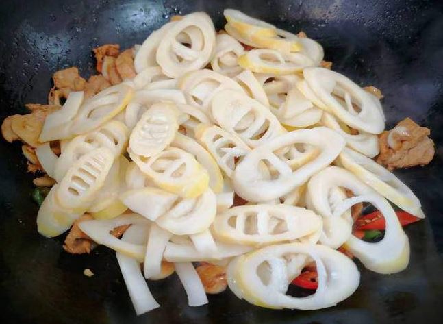 Loại rau này đang bán nhiều, được mệnh danh là "vua rau" của mùa xuân, đem xào với thịt còn bổ hơn củ sen