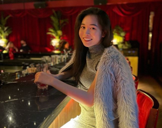 Vợ Shark Hưng U40 ăn mặc kín đáo nhưng vẫn quyến rũ bội phần nhờ chú ý đến từng chi tiết