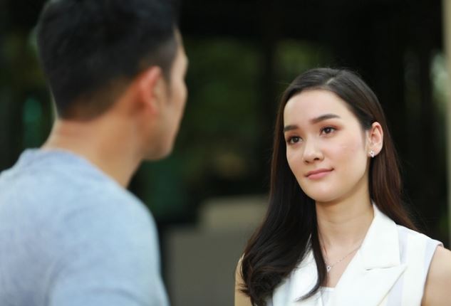 Mang điện thoại đến công ty cho người yêu, không ngờ lại phát hiện ra chuyện động trời