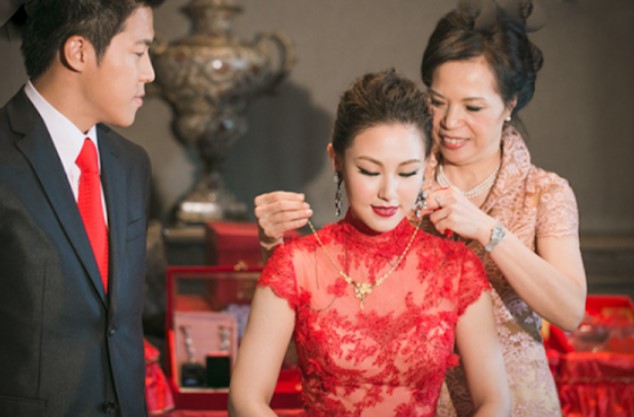 Lên trao em dâu kiềng vàng 5 chỉ, chị chồng ghé tai thủ thỉ: Chạy ngay kẻo muộn