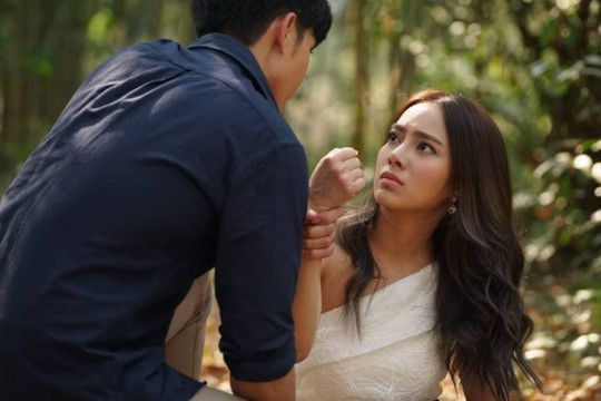 Đưa vợ đi đẻ, tôi gặp lại 'tình địch' năm xưa, nghe anh ta nói một câu, tôi cắt một nhúm tóc của con trong tâm trạng hoang mang tột độ