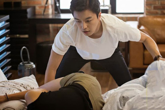 Hai con khóc thảm thiết mà vợ vẫn ngủ ngon lành, tức giận tôi định xông vào dựng dậy thế nhưng phản ứng của vợ khiến tôi chết lặng