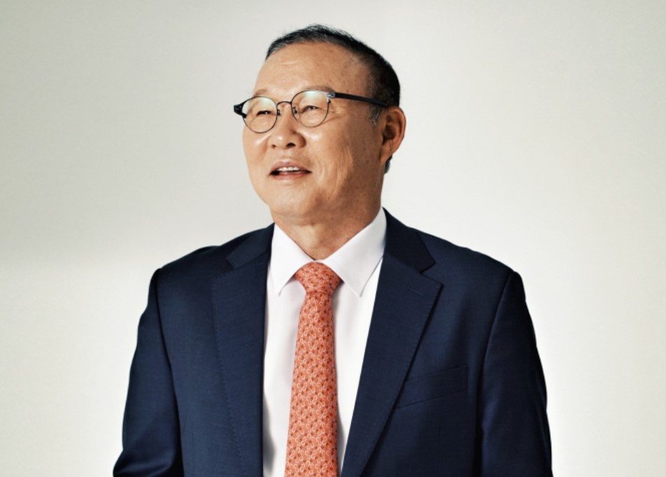 Ông Park Hang-seo diện vest lịch lãm thông báo tin vui giữa lúc HLV Troussier nhận "cơn phẫn nộ" của người hâm mộ