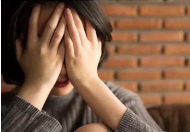 Tới thăm nhà bạn trai cũ, tôi buông lời chế giễu anh ta rồi ngất lịm khi thấy bức ảnh treo trên tường