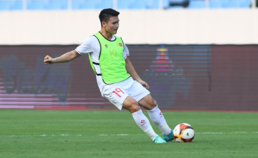 Nhìn cách HLV Troussier vượt bão dư luận hết lòng chỉ dạy cho Quang Hải, Văn Thanh lập tức hé lộ cơ hội đá chính của dàn sao