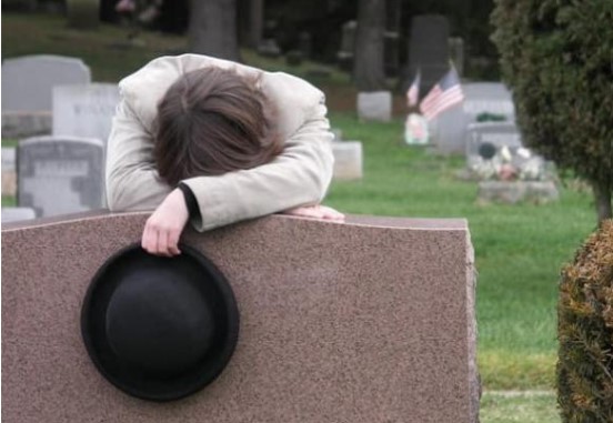 Tại sao một số người không khóc cũng không cảm thấy buồn sau cái chết của người thân? Chuyên gia lý giải sự thật