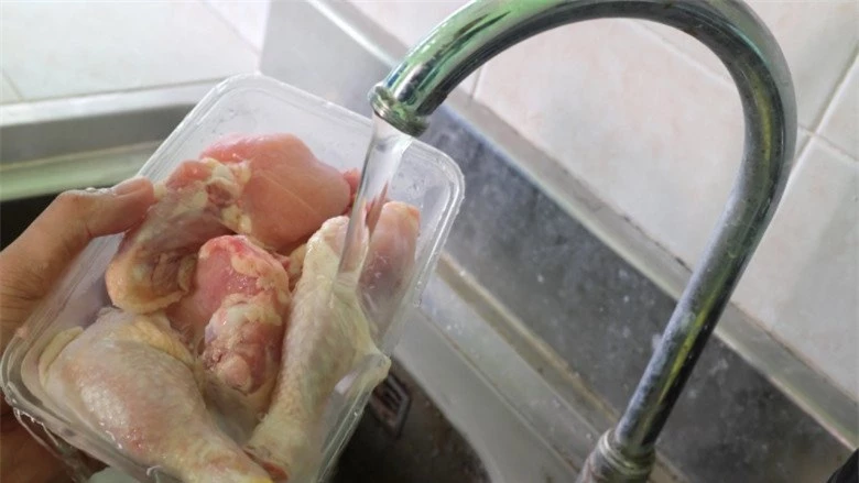 Cách chế biến thịt khiến vi khuẩn tràn lan khắp nơi, dễ gây ngộ độc, bác sĩ chỉ một chiêu loại sạch khuẩn - 2