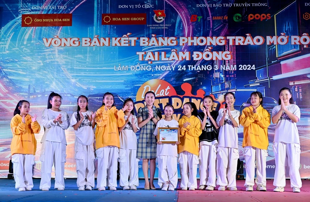 Bà Trần Diệp Mỹ Dung - Phó Bí thư Tỉnh đoàn Lâm Đồng, trao giải cho các đội thi. 