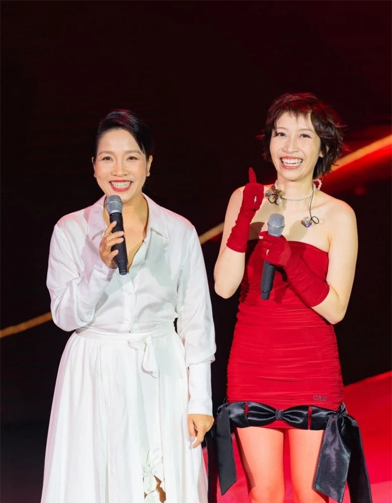 Mỹ Linh và con gái đứng chung sân khấu, hai mẹ con đu trend thời trang không khoan nhượng - 3