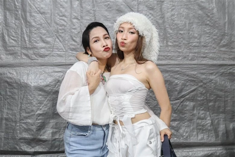 Mỹ Linh và con gái đứng chung sân khấu, hai mẹ con đu trend thời trang không khoan nhượng - 6