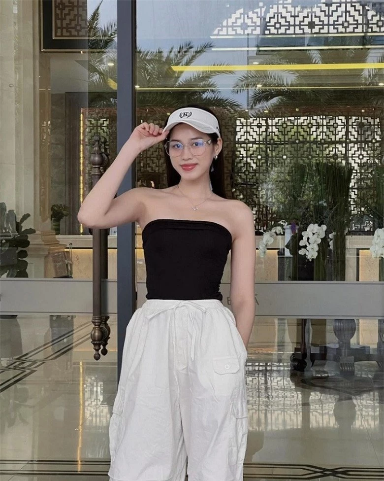 Rũ bỏ style hở bạo, Hoa hậu Đỗ Thị Hà từ ngày làm "chị tổng tài" ăn mặc sang miễn chê - 3