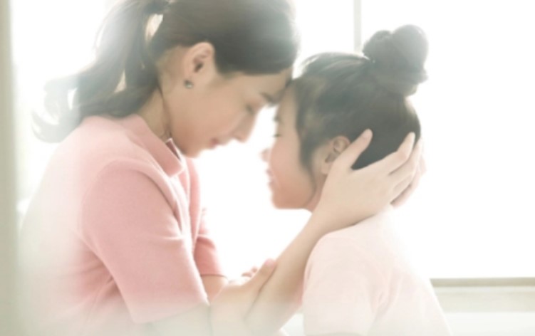 Con g&#xE1;i khoe m&#xF3;n qu&#xE0; do ng&#x1B0;&#x1EDD;i l&#x1EA1; m&#x1EB7;t t&#x1EB7;ng, m&#x1EDF; ra xem m&#xE0; ch&#xE2;n tay t&#xF4;i run l&#x1EA9;y b&#x1EA9;y