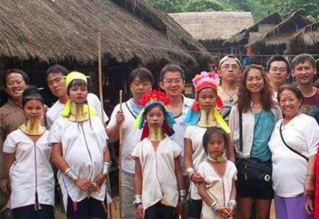 Kỳ lạ các cô gái đeo 25 chiếc vòng đồng quanh cổ, chỉ có thể cởi ra 3 lần trong đời