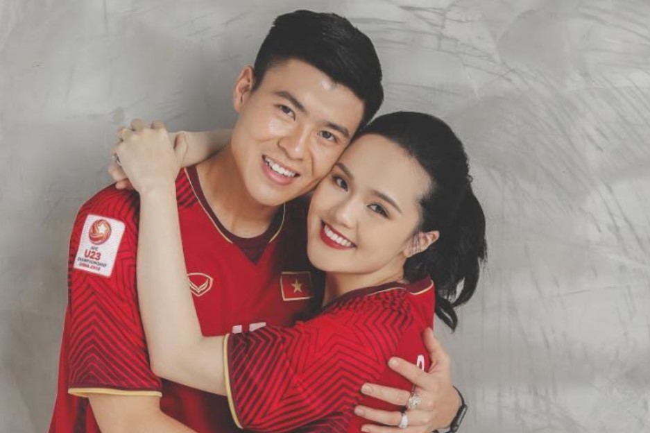 Bóc outfit “tổng tài” đi thăm chị nằm viện của vợ Duy Mạnh, sương sương tiền tỉ ở trên người.