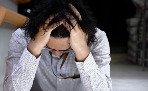 Phát hiện tờ giấy bí mật trong túi xách của vợ, nội dung choáng váng bên trong khiến tôi như 'chết lặng'