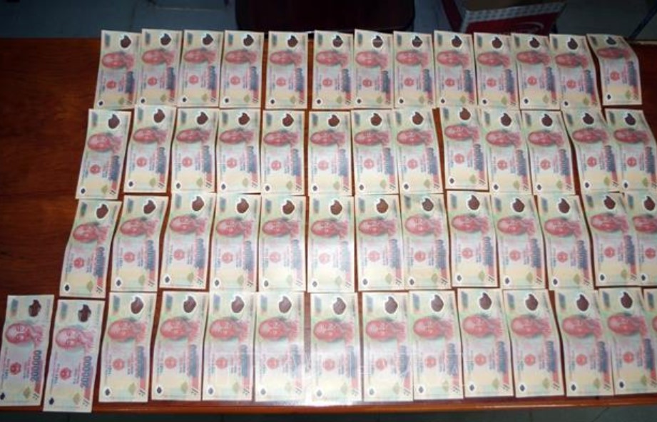 Lái xe công nghệ mua tiền giả về cho bố đẻ tiêu xài