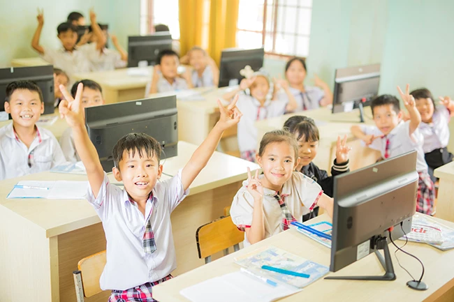 Học sinh trường tiểu học Nguyễn Viết Xuân vui mừng học tập trên dàn máy tính do Epson trao tặng.