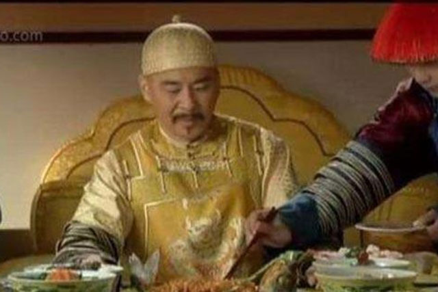 Quy trình cầu kì trong mỗi bữa ăn của hoàng đế nhà Thanh