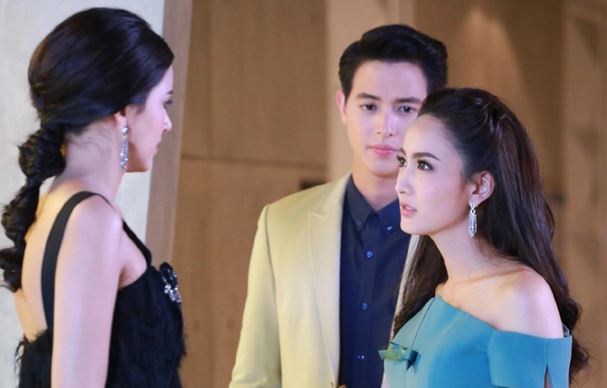 Người yêu cũ của chú rể đến đám cưới làm loạn, cô dâu chỉ nhẹ nhàng đưa ra 1 thứ khiến ả kia muối mặt rút lui