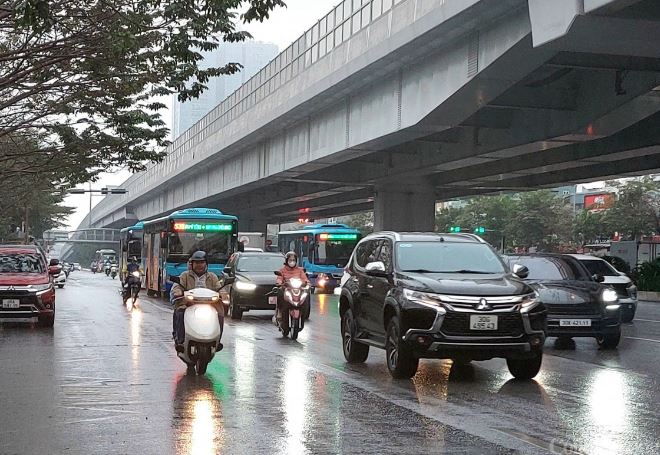 Thời tiết hôm nay: Miền Bắc sáng sớm mưa mù, miền Nam nắng nóng 37 độ C