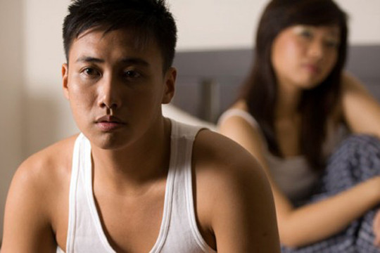 Nghi ngờ giới tính của vợ tôi cải trang đến nơi vợ đang làm việc để theo dõi