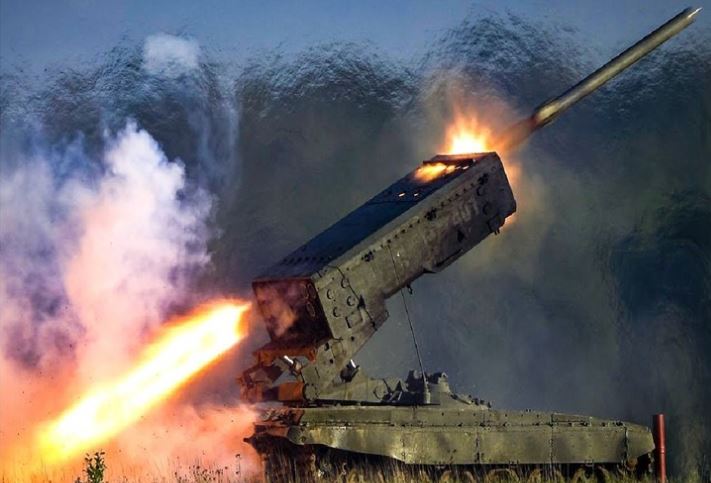 &#x110;&#xF2;n t&#x1EA5;n c&#xF4;ng c&#x1EE7;a TOS-1A Solntsepek &#x27;th&#x1ED5;i bay&#x27; th&#xE1;p ph&#xE1;o xe t&#x103;ng Leopard 2A4