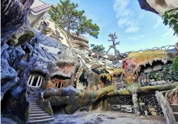 'Ngôi nhà điên' tại Việt Nam có gì mà gây sốt ở nước ngoài, xếp vào 1 trong 10 tòa nhà kỳ lạ nhất thế giới