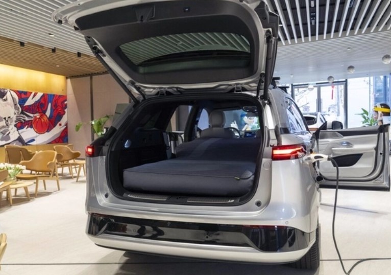 Đủ kiểu hút khách của xe điện Trung Quốc: Trang bị cả giường ngủ và drone