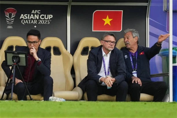 HLV Troussier trong một trận đấu tại Asian Cup 2023. Ảnh: Getty