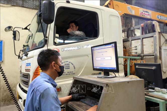 Nguy cơ ùn tắc các cơ sở đăng kiểm tại Hà Nội do thiếu đăng kiểm viên