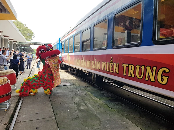 Chuyến đầu tiên của đoàn tàu “Kết nối di sản miền Trung” vào đến ga Đà Nẵng trưa 26/3.tàu du lịch 