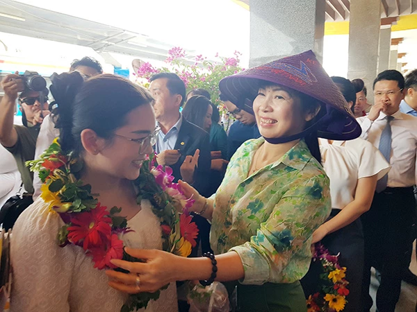 Giám đốc Sở Du lịch Đà Nẵng Trương Thị Hồng Hạnh tặng hoa cho khách trên tàu.