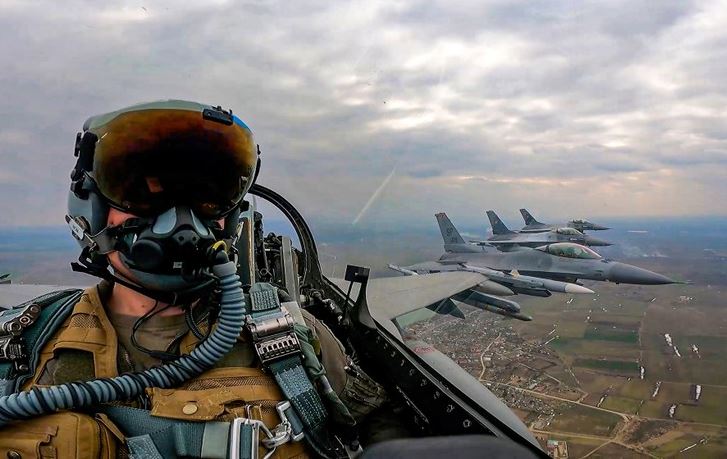 Báo Mỹ so sánh trận chiến giữa F-16 với Su-30SM: Nga áp đảo Ukraine