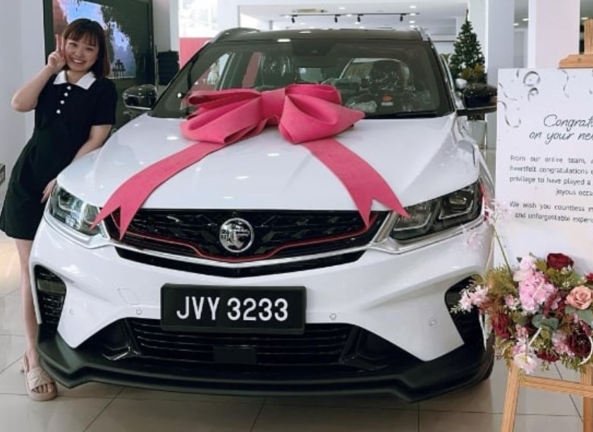 Làm việc 10 năm tại công ty, cô gái nhận quà 'khủng' từ sếp