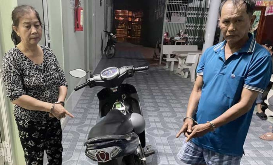 Cặp nam nữ U60 đột nhập cửa hàng, trộm 3,5kg vàng