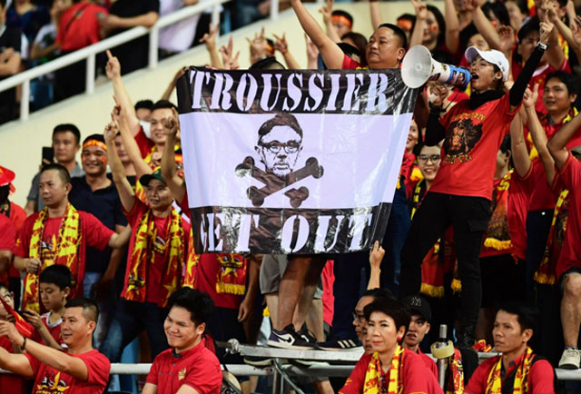 CĐV la ó dữ dội, kêu gọi sa thải HLV Troussier