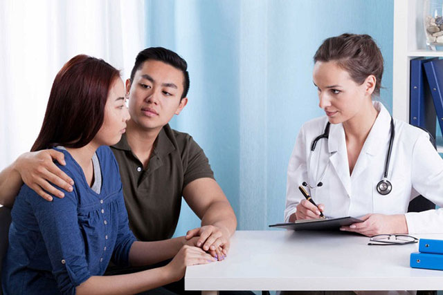 9 năm hiếm muộn mới sinh được con, ngày trở dạ vợ gọi chồng vào viện thì anh cáo bận vì phải chăm sóc người này