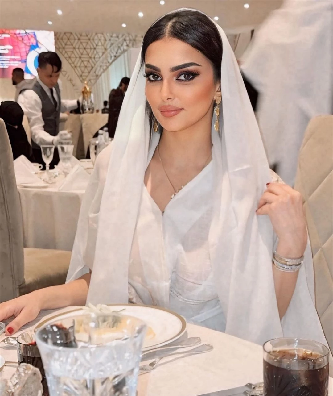 Nhan sắc gây tranh cãi của người đẹp Saudi Arabia đầu tiên thi Hoa hậu Hoàn vũ ảnh 9