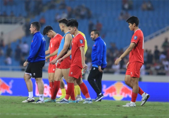 Đội tuyển Việt Nam đã phải nhận cái thua đau, sau trận HLV Trousseir đã chia tay đội tuyển Việt Nam
