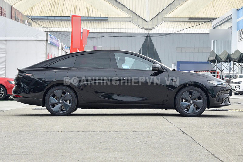 CLIP: Cận cảnh xe sedan lớn hơn Toyota Camry, ‘uống xăng như ngửi’, giá rẻ bất ngờ