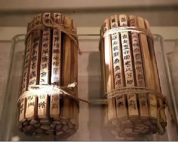 Vì sao người Trung Hoa cổ xưa viết chữ từ phải sang trái?