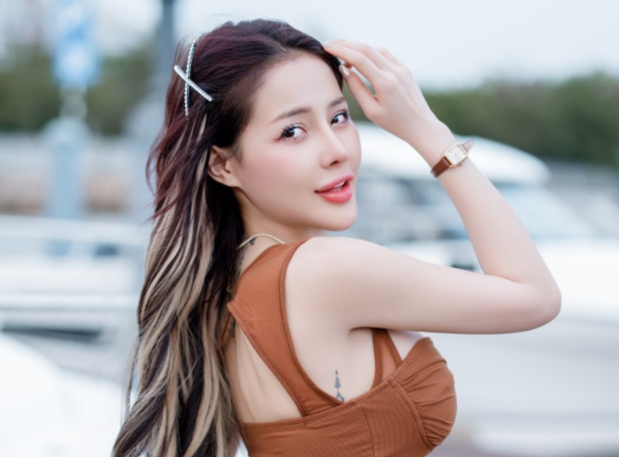 DJ Ngân 98 công khai đi show giá 200 triệu, "mẹ chồng" lên tiếng bênh vực vụ mặc hở