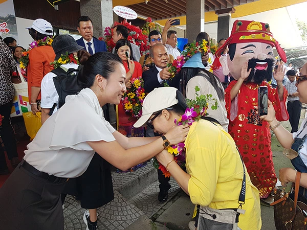 Phó Giám đốc Sở Du lịch Đà Nẵng Nguyễn Thị Hoài An tặng hoa cho du khách trên tàu.