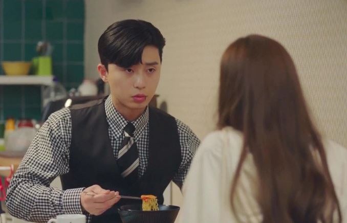 Lần nào ăn cơm, người yêu cũng lấy dư thêm một bộ bát đũa khiến tôi rất ngạc nhiên, để rồi câu trả lời của anh khiến tôi choáng váng