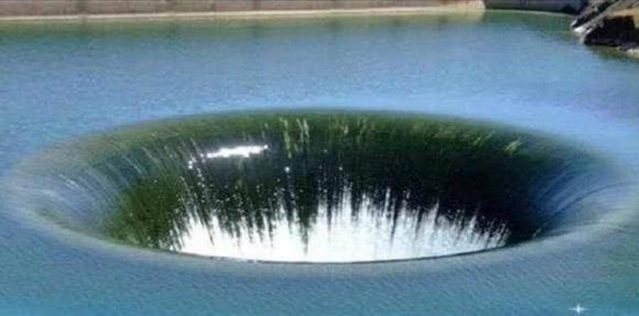 'Hố không đáy' nuốt 30.000 tấn nước mỗi ngày, hàng trăm năm chưa lấp, con người thậm chí không tìm được lối ra