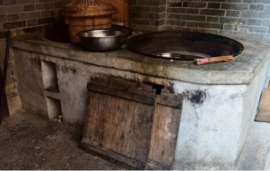 Như người xưa có câu: “Vào cửa thấy ba cái là nhà mất tiền, hao tài tốn của”, ba điều đó là gì, và có nguyên nhân nào không?