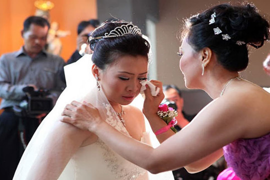 Chồng bất ngờ hôn người yêu cũ tại đám cưới ngay trước mặt mọi người, tôi phẫn nộ tuyên bố một điều khiến hai người họ hốt hoảng xin lỗi