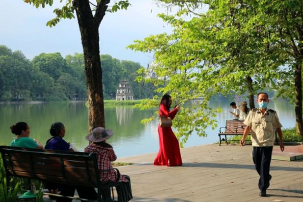 Miền Bắc mưa bất chợt, trưa hửng nắng, Nam Bộ sắp có mưa giải nhiệt